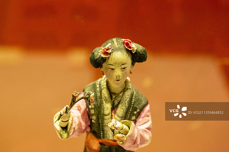 天津民俗：泥人张彩塑——张玉亭制彩塑持芝仕女（天津博物馆藏）图片素材