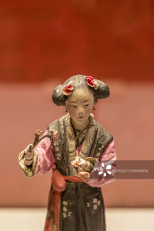 天津民俗：泥人张彩塑——张玉亭制彩塑持芝仕女（天津博物馆藏）图片素材