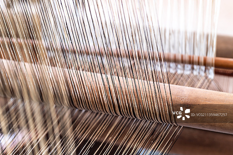 夏布织布机上纺线特写图片素材