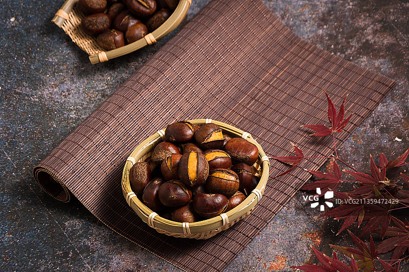 秋季美食糖炒栗子背景图片素材