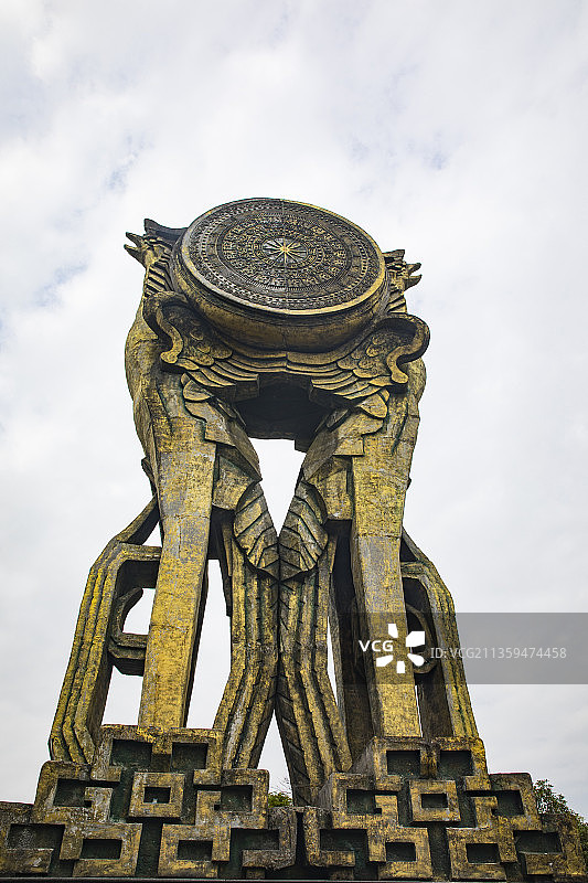中国贵州贵阳市观山湖区观山湖公园锦鸡铜鼓广场的锦鸡铜鼓雕塑图片素材