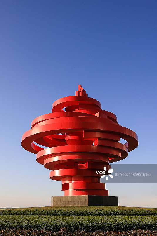 蓝天青岛五四广场五月的风雕塑图片素材