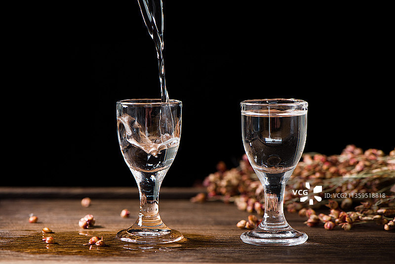 白酒倒酒喝酒图片素材