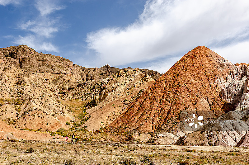 蓝天白云下的甘肃张掖外星谷五彩迎宾山图片素材