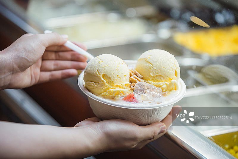 手捧制作好的海南特色甜品清补凉图片素材