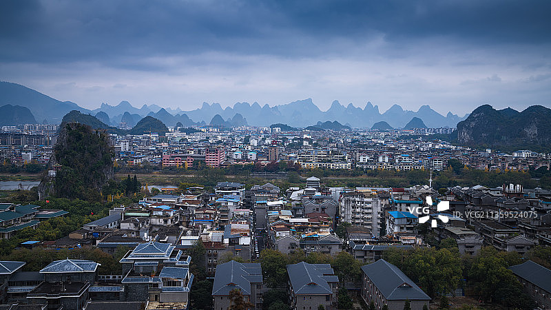 独秀峰之下的城区图片素材
