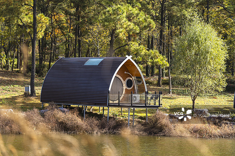 湖边的船屋酒店图片素材