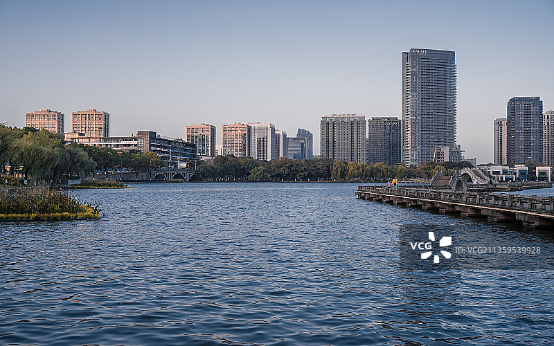 绍兴市柯桥区瓜渚湖畔城市景观图片素材