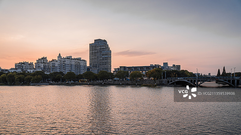 绍兴市柯桥区瓜渚湖畔城市景观图片素材