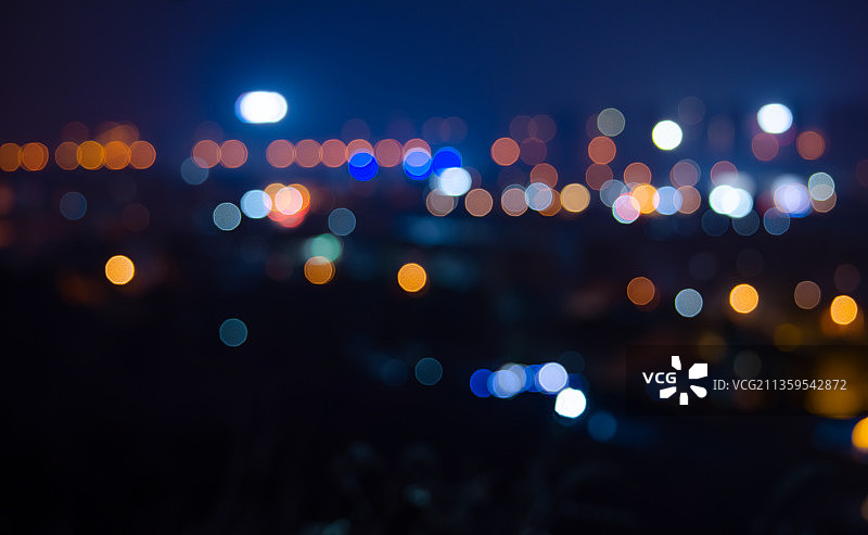 中国山东泰安观光路俯瞰城市夜景的五彩斑斓脱焦散景光斑图片素材