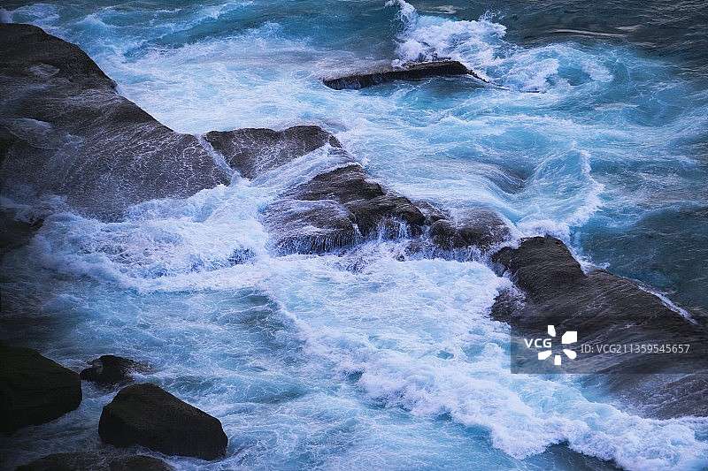 海洋里海浪溅到岩石上的高角度视图图片素材