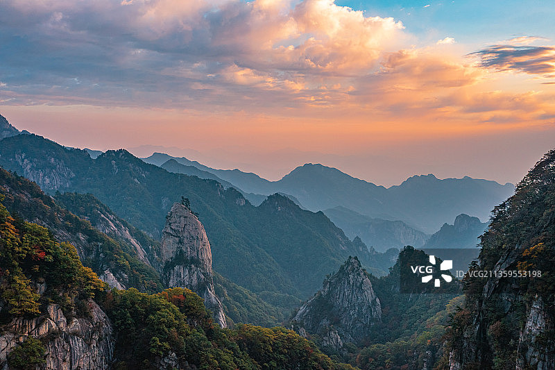 航拍平顶山尧山秋色图片素材