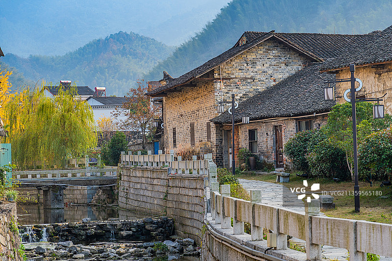 青山下的小桥流水人家图片素材