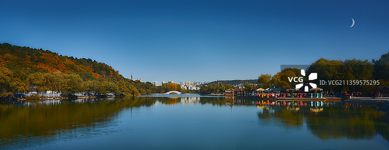 吉林市北山公园秋天湖面倒影图片素材