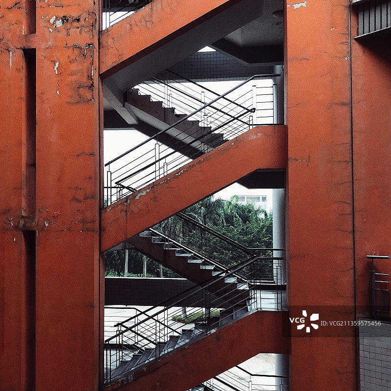 广州华南师范大学大学城校区 很有故事感的教学楼楼梯，错落有致图片素材