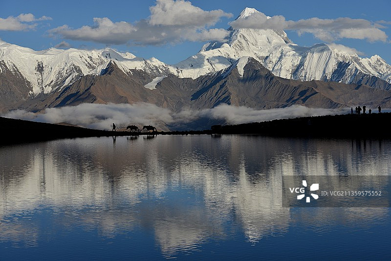 贡嘎山下图片素材