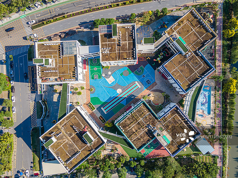 航拍视角下的现代校园建筑景观图片素材