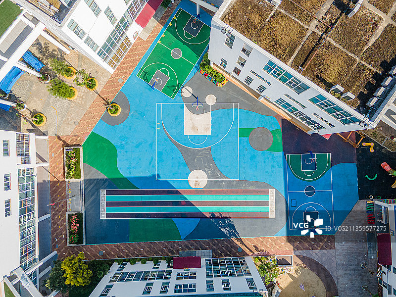 航拍视角下的现代校园建筑景观图片素材