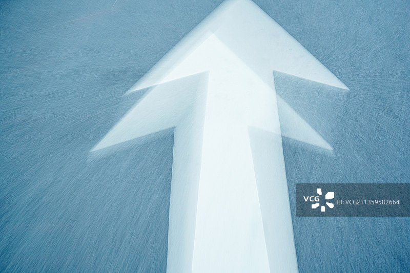 道路上箭头符号的高角度视图图片素材