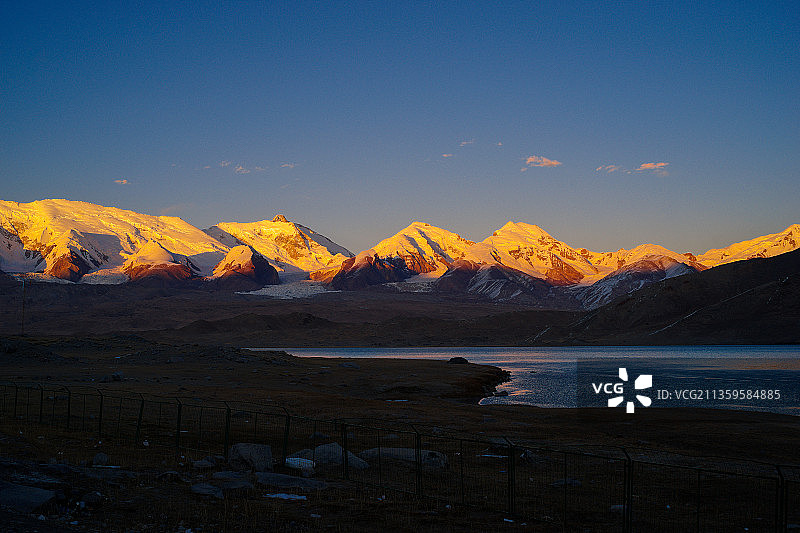 慕士塔格峰&喀拉库勒湖图片素材