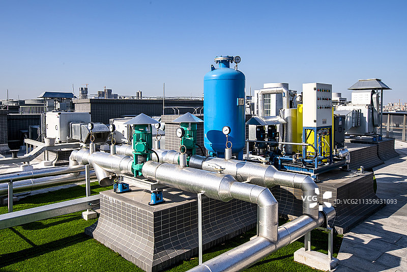 蓝天下屋面空调新风机和管道图片素材