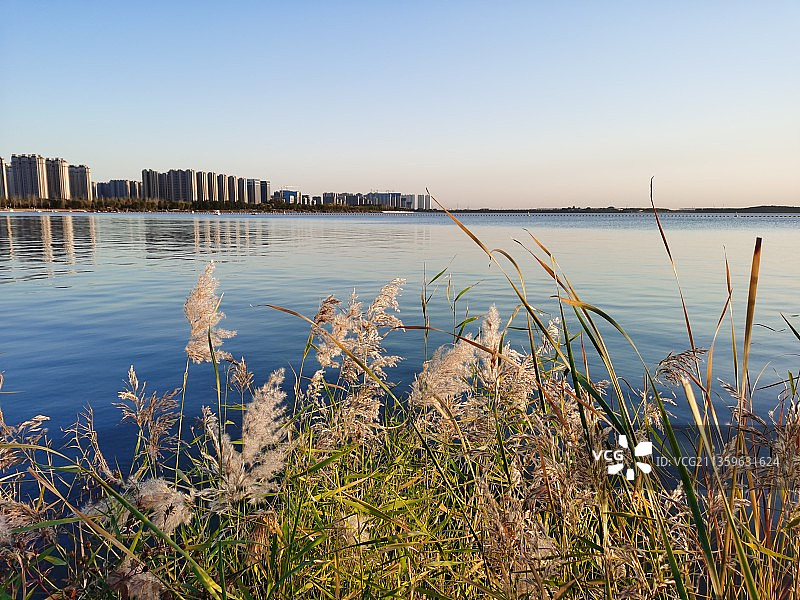 湖边风景，湖景房图片素材
