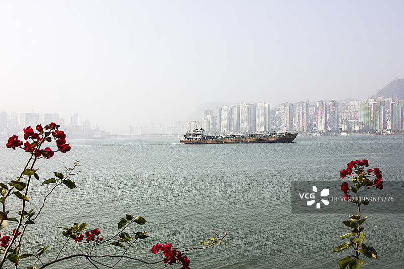 城市水面货船图片素材