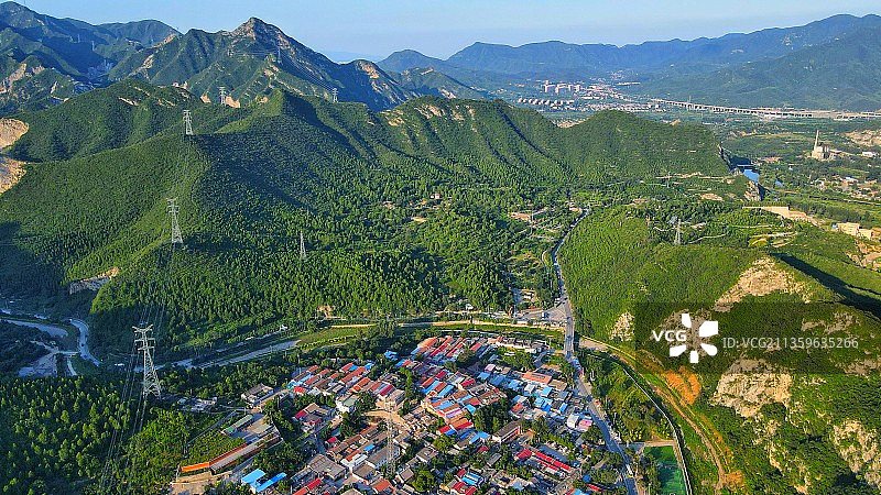 航拍北京门头沟谷山村全景图片素材