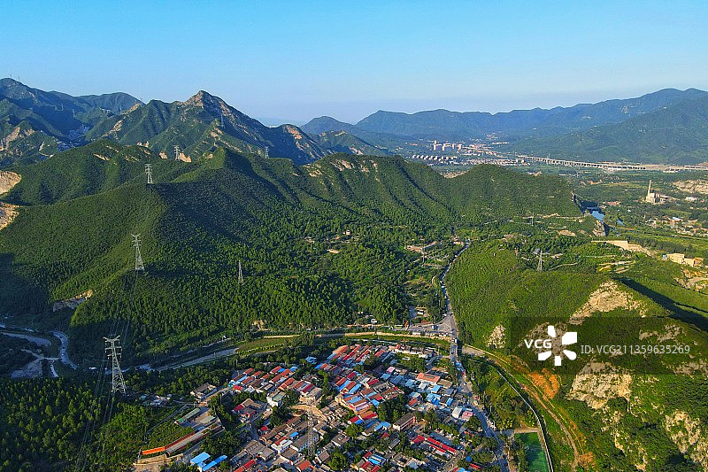航拍北京门头沟谷山村全景图片素材