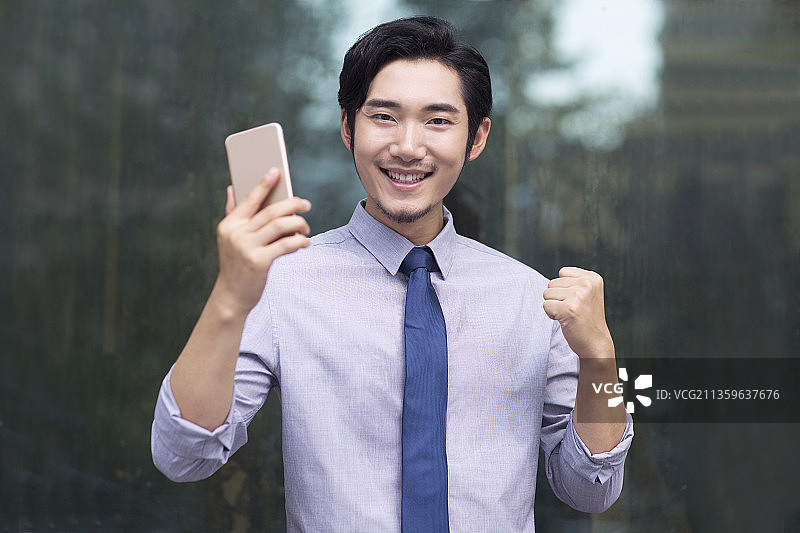 商务男子拿着手机图片素材