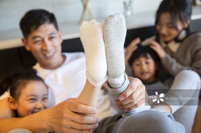 一家四口在卧室床上玩耍图片素材