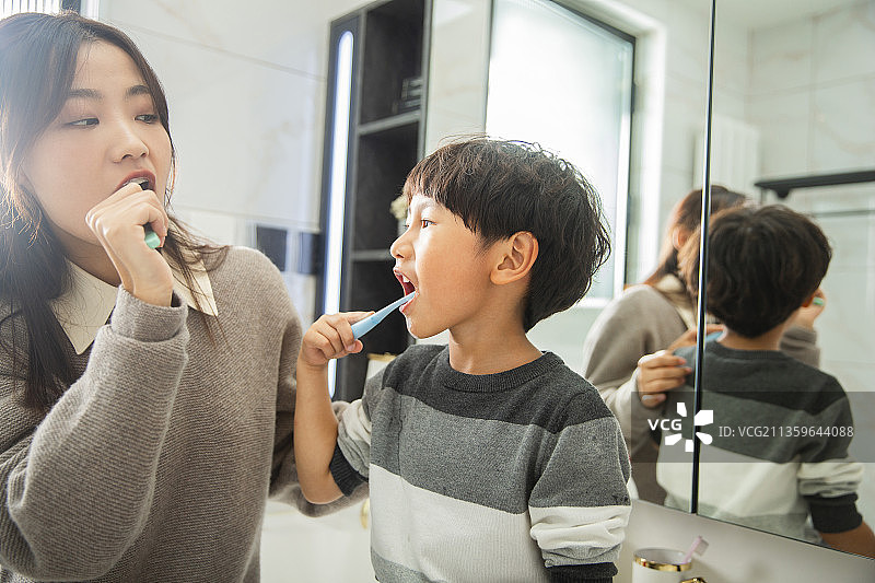 快乐母子在卫生间洗漱刷牙图片素材