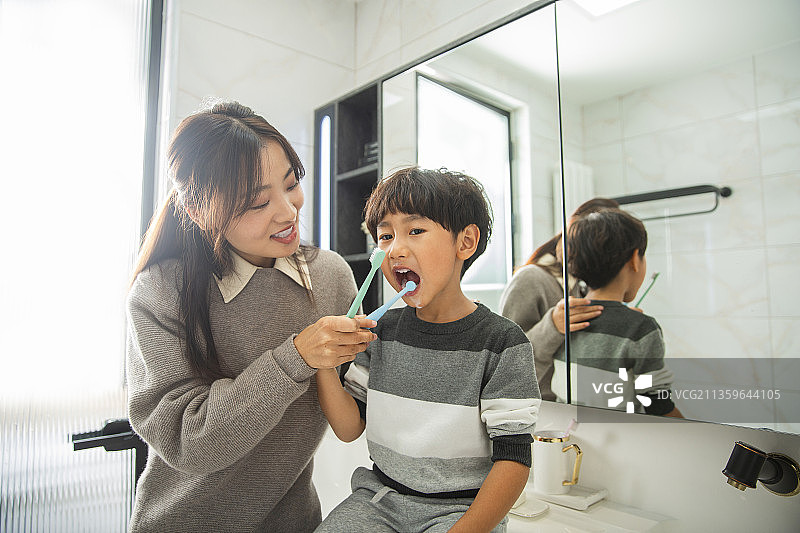 快乐母子在卫生间洗漱刷牙图片素材