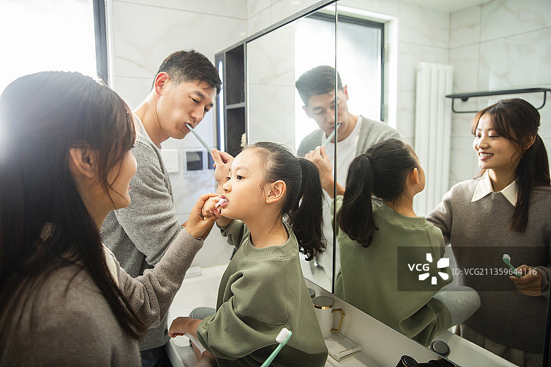一家三口在卫生间洗漱刷牙图片素材