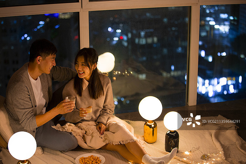 甜蜜情侣在客厅约会图片素材