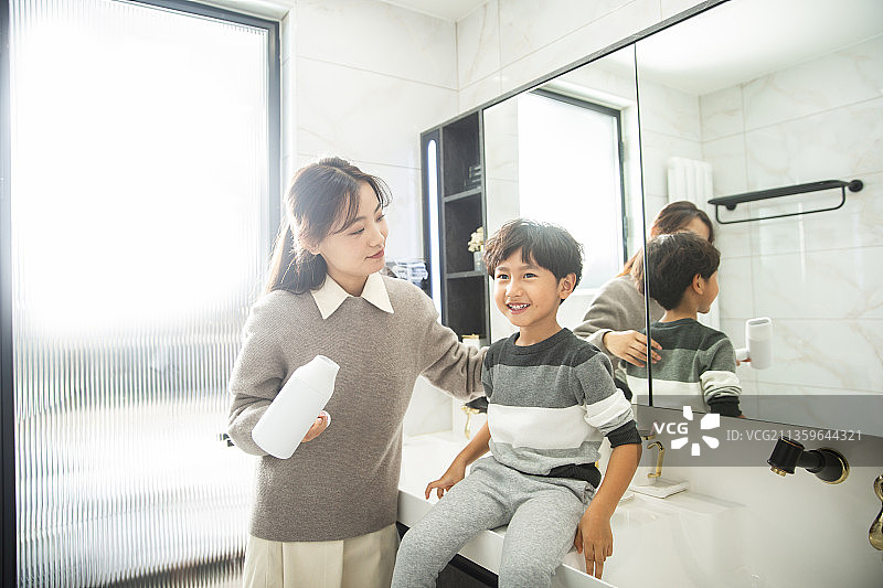 快乐母子在卫生间吹头发图片素材