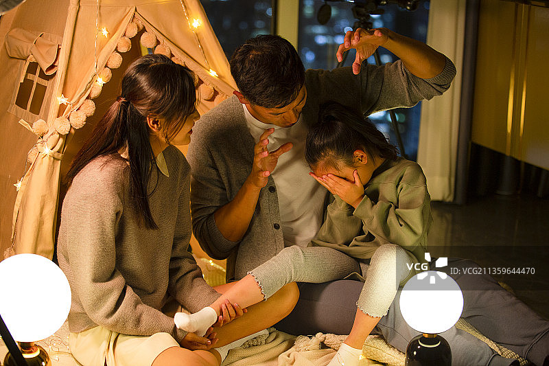 一家三口在客厅露营讲故事图片素材
