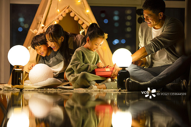 一家四口在客厅露营送礼物图片素材