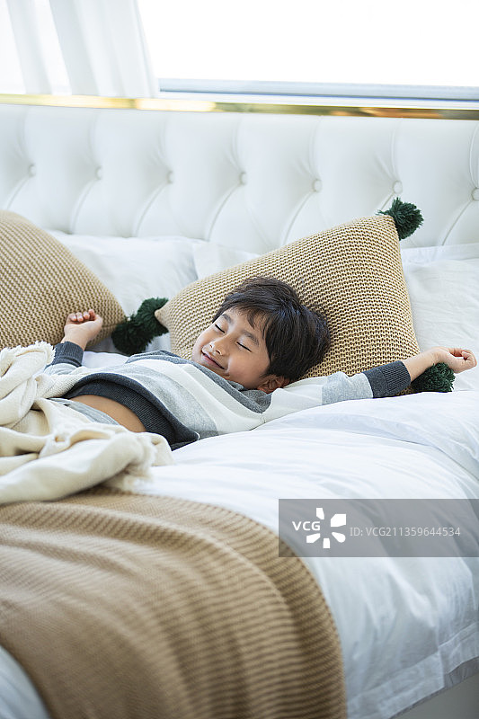小男孩在卧室床上睡觉图片素材