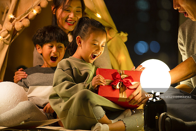一家四口在客厅露营送礼物图片素材