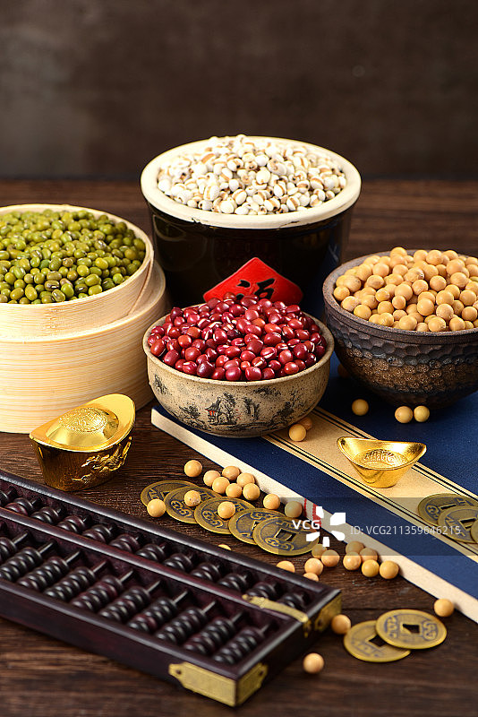 复古木板背景上丰收农作物的场景，福字和招财进宝图片素材