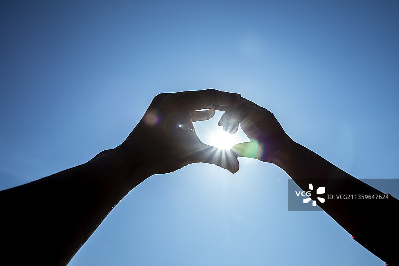 成人和儿童组合爱心手势伸向天空图片素材