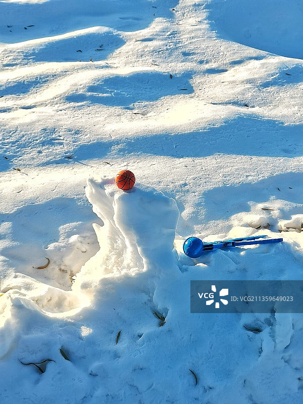 《暖阳下的多彩》 初冬的暖阳  白雪  童趣，塞北的冬天静美图片素材