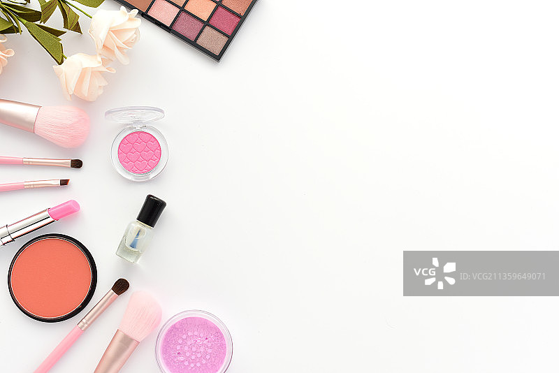 摆放着各种化妆品和化妆工具的留白白色背景图片素材