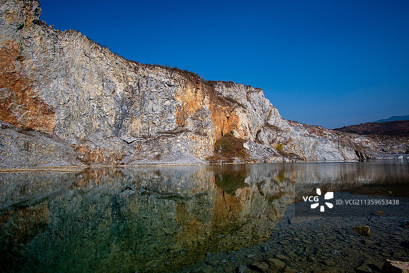 裸露岩石山和湛蓝的湖水图片素材