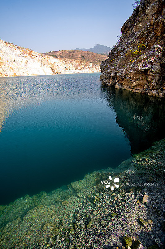 裸露岩石山和湛蓝的湖水图片素材