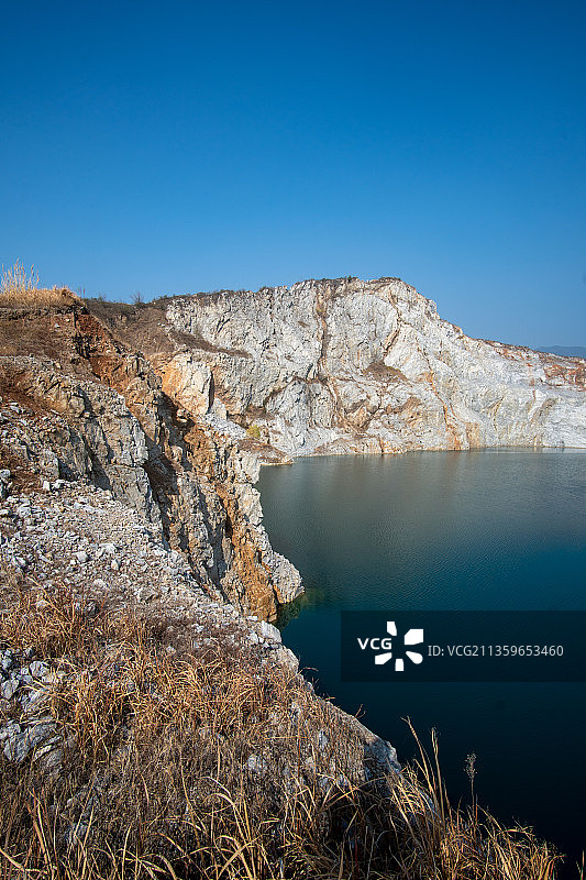 裸露岩石山和湛蓝的湖水图片素材