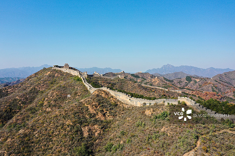 航拍群山上蜿蜒的长城图片素材