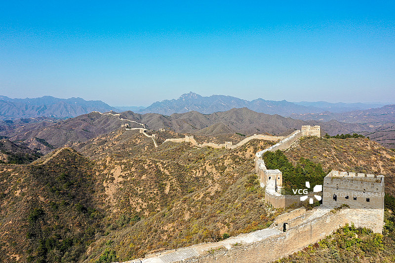 航拍群山上蜿蜒的长城图片素材