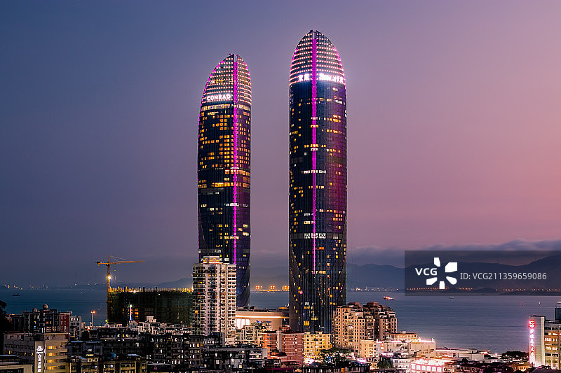 厦门世茂海峡大厦，城市建筑夜景风光图片素材